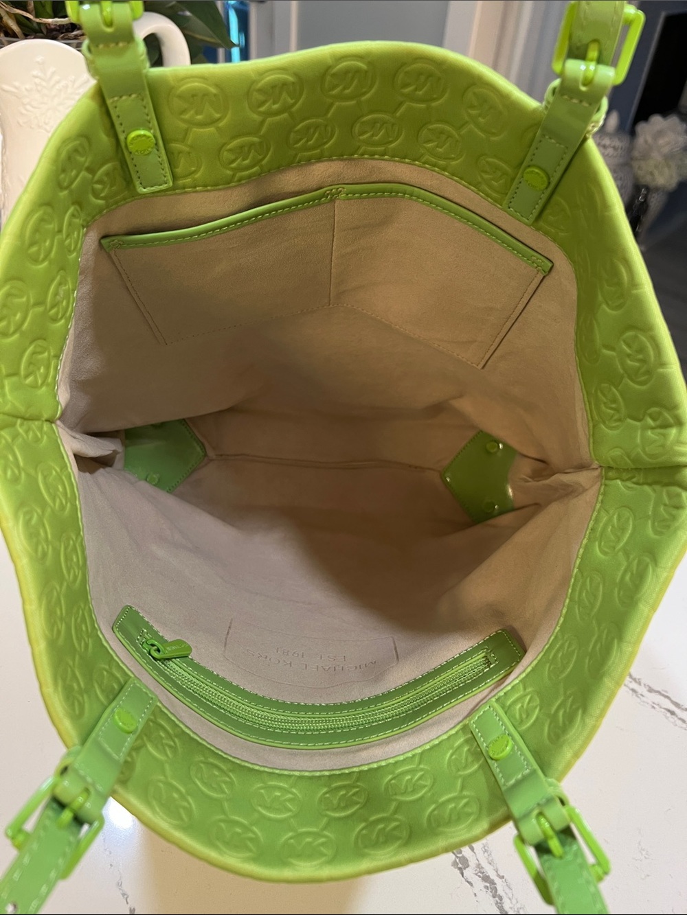 Michael Kors Het Set Neoprene Large Neon Lime Embossed Logo Tote - Picture 14 of 16